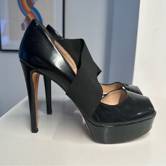 Stuart Weitzman Black Peep Toe Pumps in Polished Black Leather in Size 9 - Picture 3 of 12